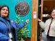 Madre amamantando a su bebé en el espacio acondicionado de la cafetería San Pastel en La Serena