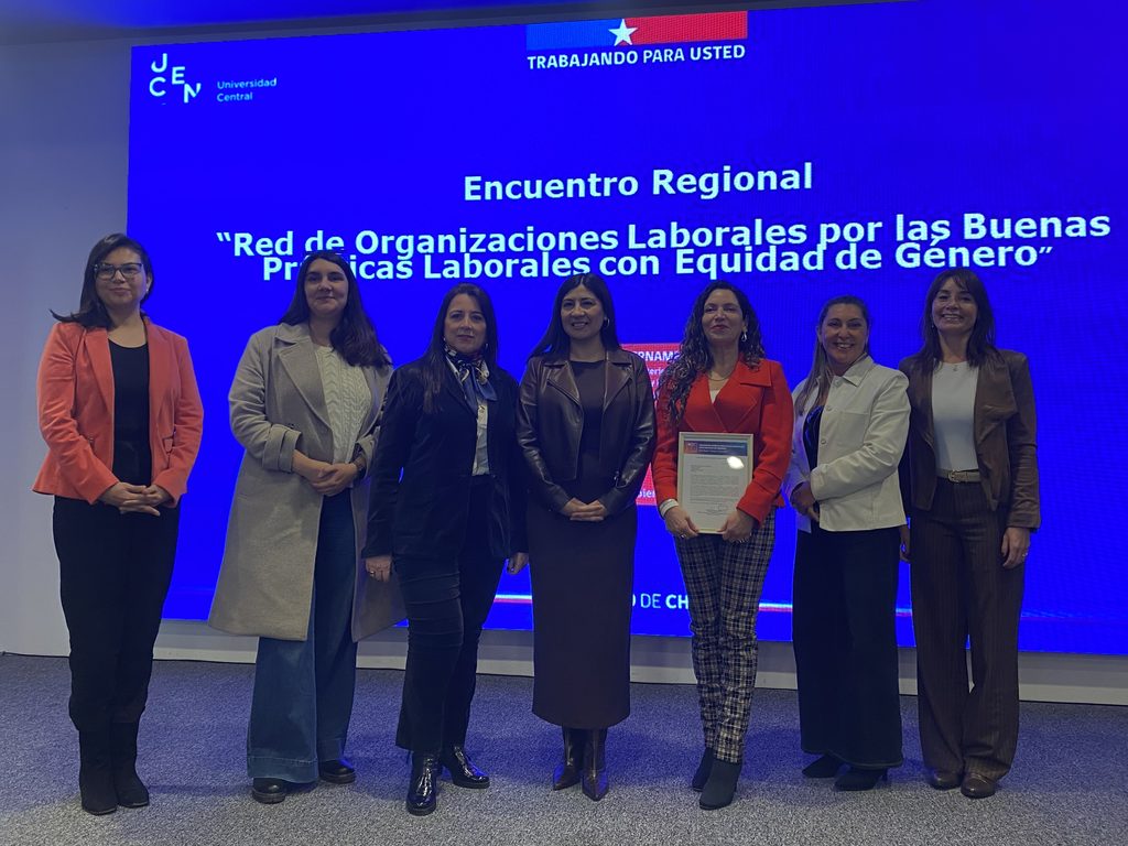 Autoridades y representantes de empresas reunidos en el encuentro regional de buenas prácticas laborales con equidad de género en Coquimbo