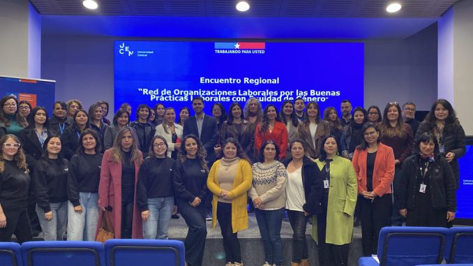 Autoridades y representantes de empresas reunidos en el encuentro regional de buenas prácticas laborales con equidad de género en Coquimbo