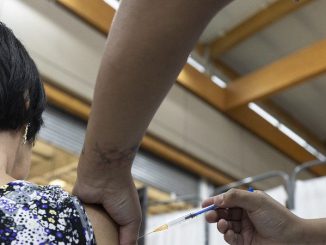 Personal de salud administrando vacunas contra la influenza en un centro asistencial de Coquimbo