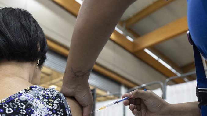 Personal de salud administrando vacunas contra la influenza en un centro asistencial de Coquimbo