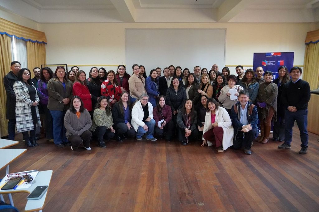 Estudiantes y docentes participando en una jornada de formación sobre convivencia escolar en el marco del programa del SLEP Elqui.