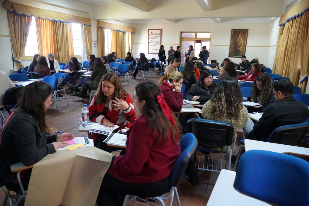 Estudiantes y docentes participando en una jornada de formación sobre convivencia escolar en el marco del programa del SLEP Elqui.