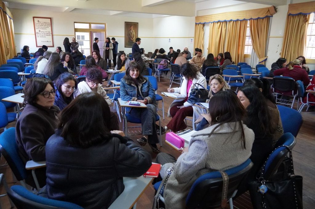 Estudiantes y docentes participando en una jornada de formación sobre convivencia escolar en el marco del programa del SLEP Elqui.