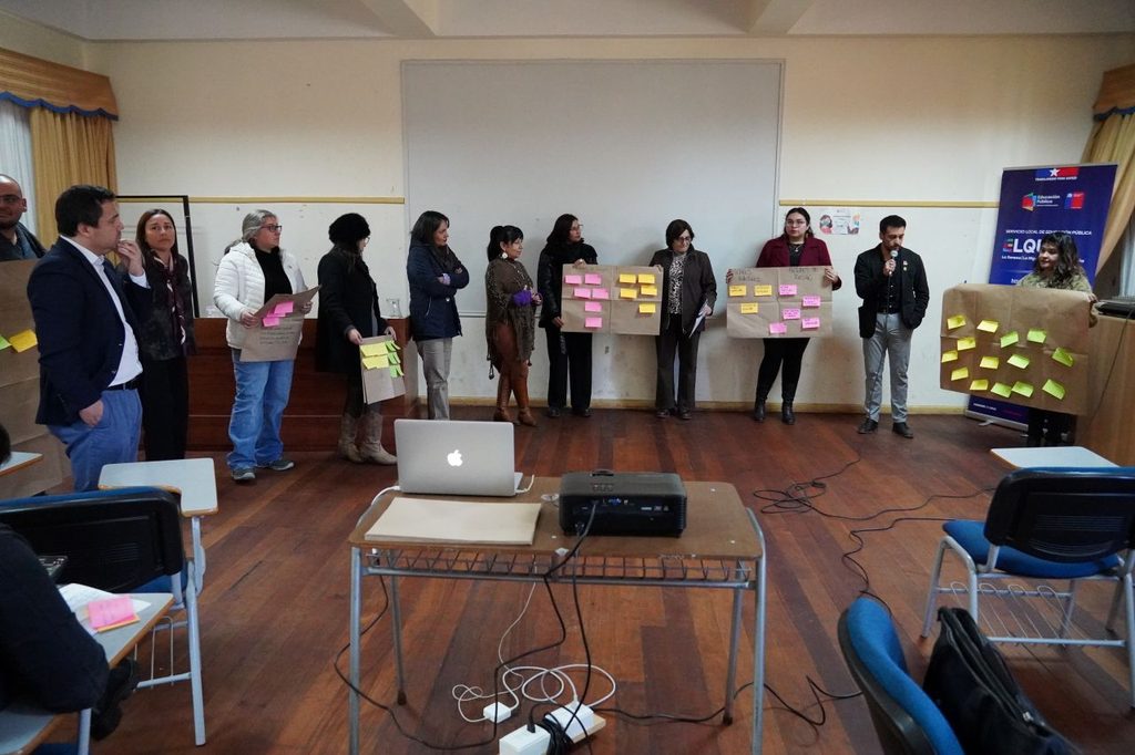Estudiantes y docentes participando en una jornada de formación sobre convivencia escolar en el marco del programa del SLEP Elqui.