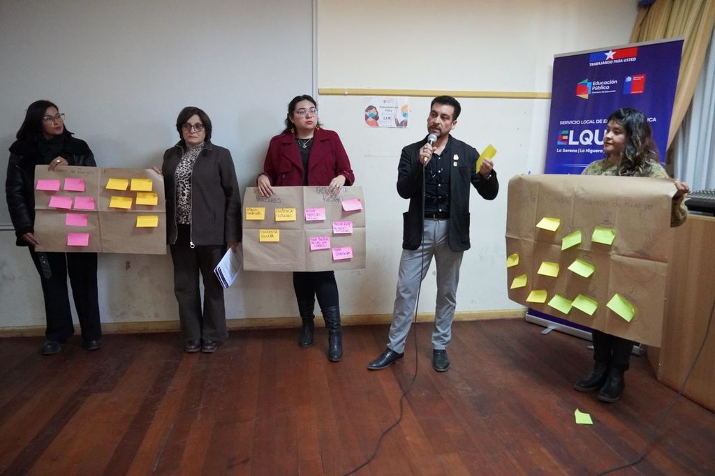 Estudiantes y docentes participando en una jornada de formación sobre convivencia escolar en el marco del programa del SLEP Elqui.