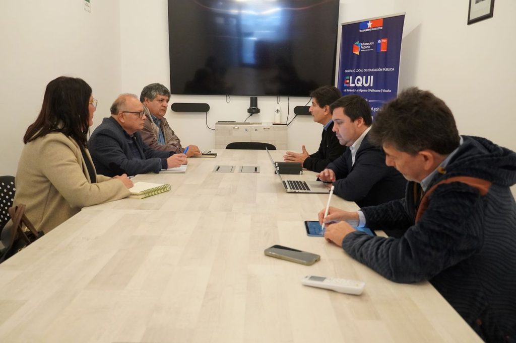 Estudiantes y docentes participando en una jornada de formación sobre convivencia escolar en el marco del programa del SLEP Elqui.