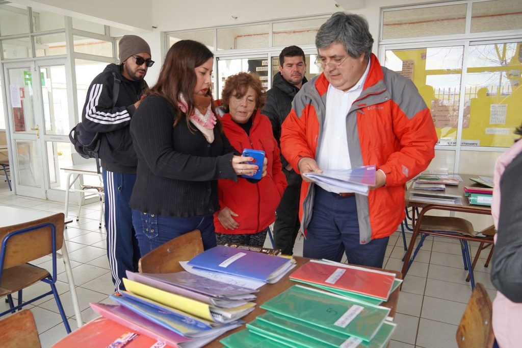 Equipos del SLEP Elqui inspeccionan daños en la Escuela de Romero para instalar suministro de agua potable.