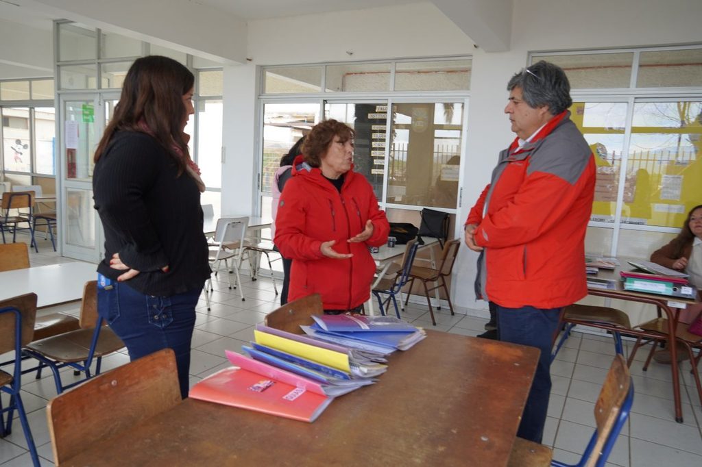 Equipos del SLEP Elqui inspeccionan daños en la Escuela de Romero para instalar suministro de agua potable.