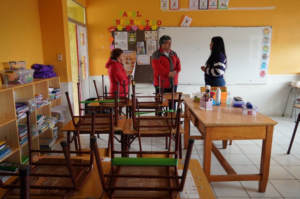 Equipos del SLEP Elqui inspeccionan daños en la Escuela de Romero para instalar suministro de agua potable.