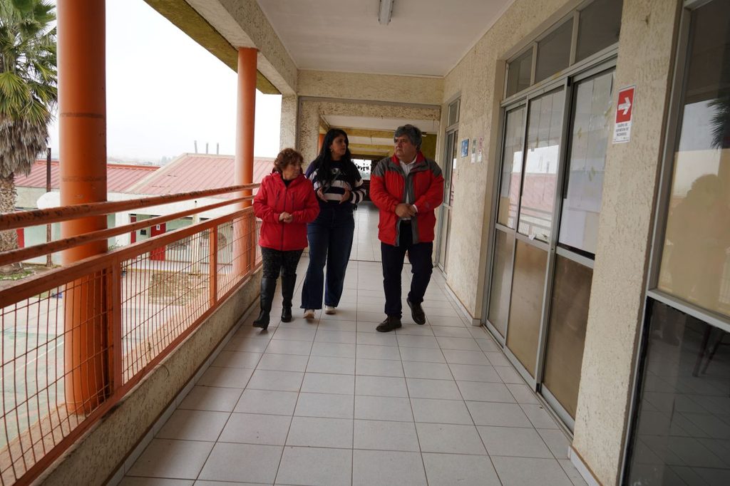 Equipos del SLEP Elqui inspeccionan daños en la Escuela de Romero para instalar suministro de agua potable.