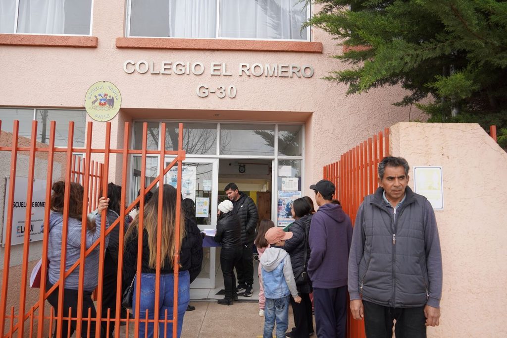 Equipos del SLEP Elqui inspeccionan daños en la Escuela de Romero para instalar suministro de agua potable.