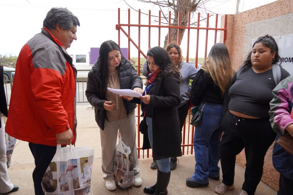 Equipos del SLEP Elqui inspeccionan daños en la Escuela de Romero para instalar suministro de agua potable.