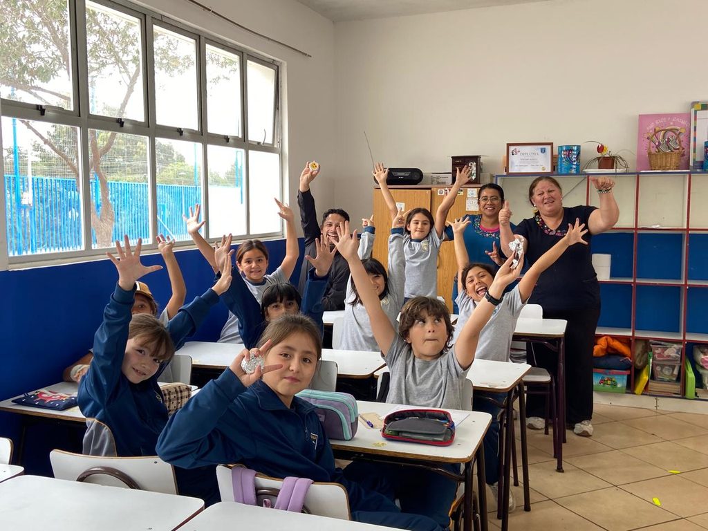 Fachada de un establecimiento educacional bajo supervisión del SLEP Puerto Cordillera en la región de Coquimbo