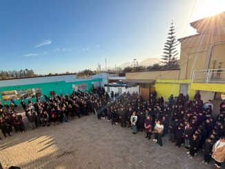 Fachada de un establecimiento educacional bajo supervisión del SLEP Puerto Cordillera en la región de Coquimbo