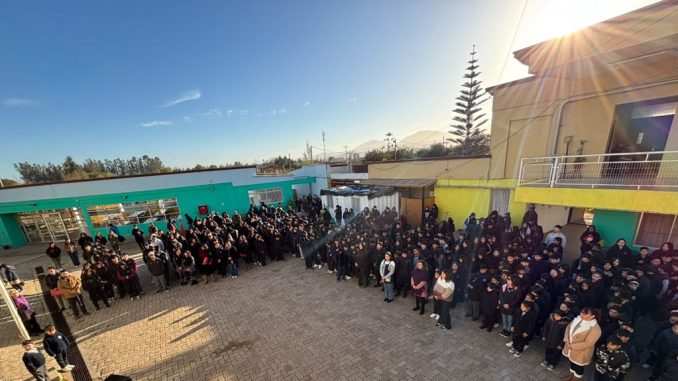 Fachada de un establecimiento educacional bajo supervisión del SLEP Puerto Cordillera en la región de Coquimbo