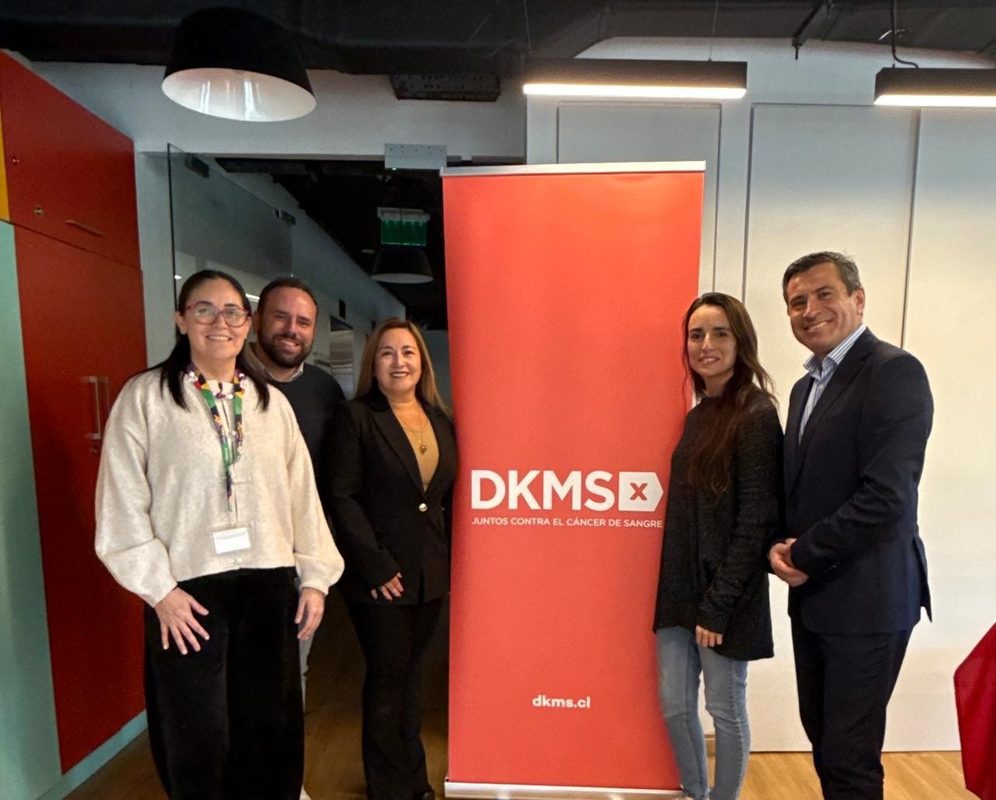 Ejecutivas de Turbus y DKMS sellando el acuerdo de colaboración para promover la donación de células madre en Chile