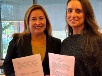 Ejecutivas de Turbus y DKMS sellando el acuerdo de colaboración para promover la donación de células madre en Chile