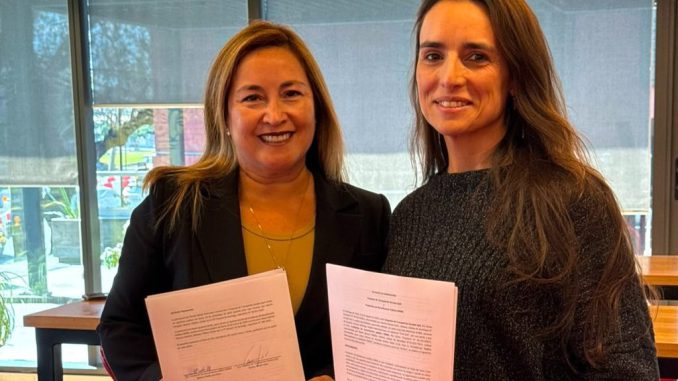 Ejecutivas de Turbus y DKMS sellando el acuerdo de colaboración para promover la donación de células madre en Chile
