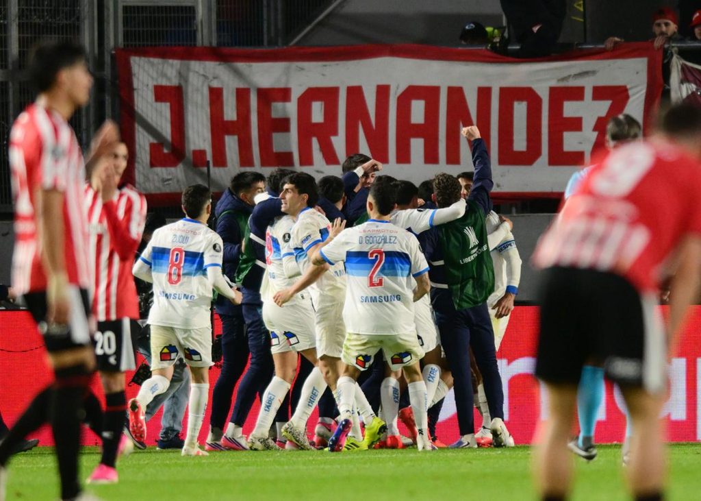 Jugadores de Universidad Católica y Coquimbo Unido disputando un partido de Copa Libertadores.