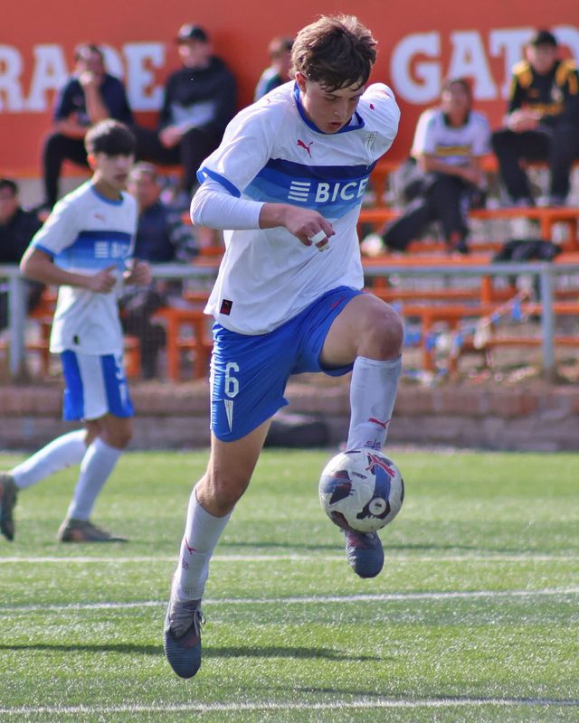 Jugadores de Universidad Católica y Coquimbo Unido disputando un partido de Copa Libertadores.