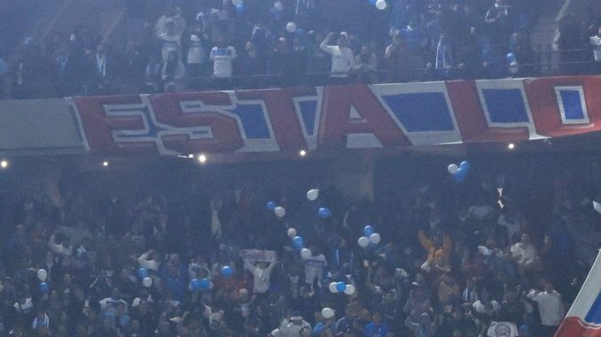 Jugadores de Universidad Católica y Coquimbo Unido disputando un partido de Copa Libertadores.