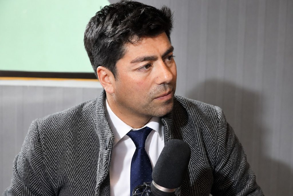 Darwin Cortés, Seremi de Gobierno, en una rueda de prensa abordando la agenda de seguridad regional