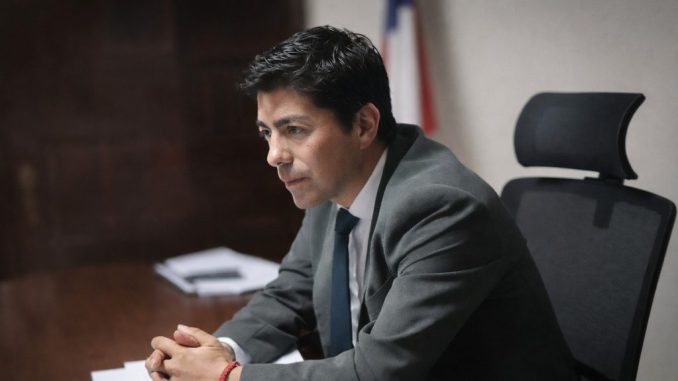 Darwin Cortés, Seremi de Gobierno, en una rueda de prensa abordando la agenda de seguridad regional