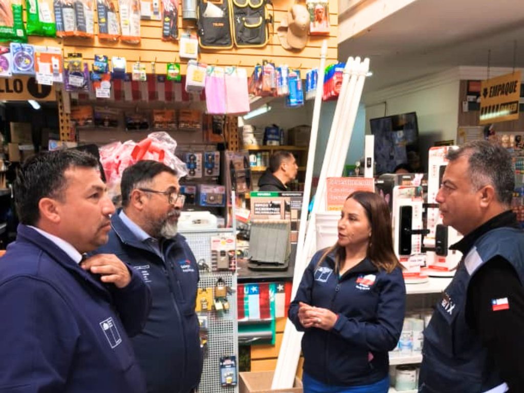Mujer utilizando la tarjeta digital para comprar materiales de construcción en una ferretería