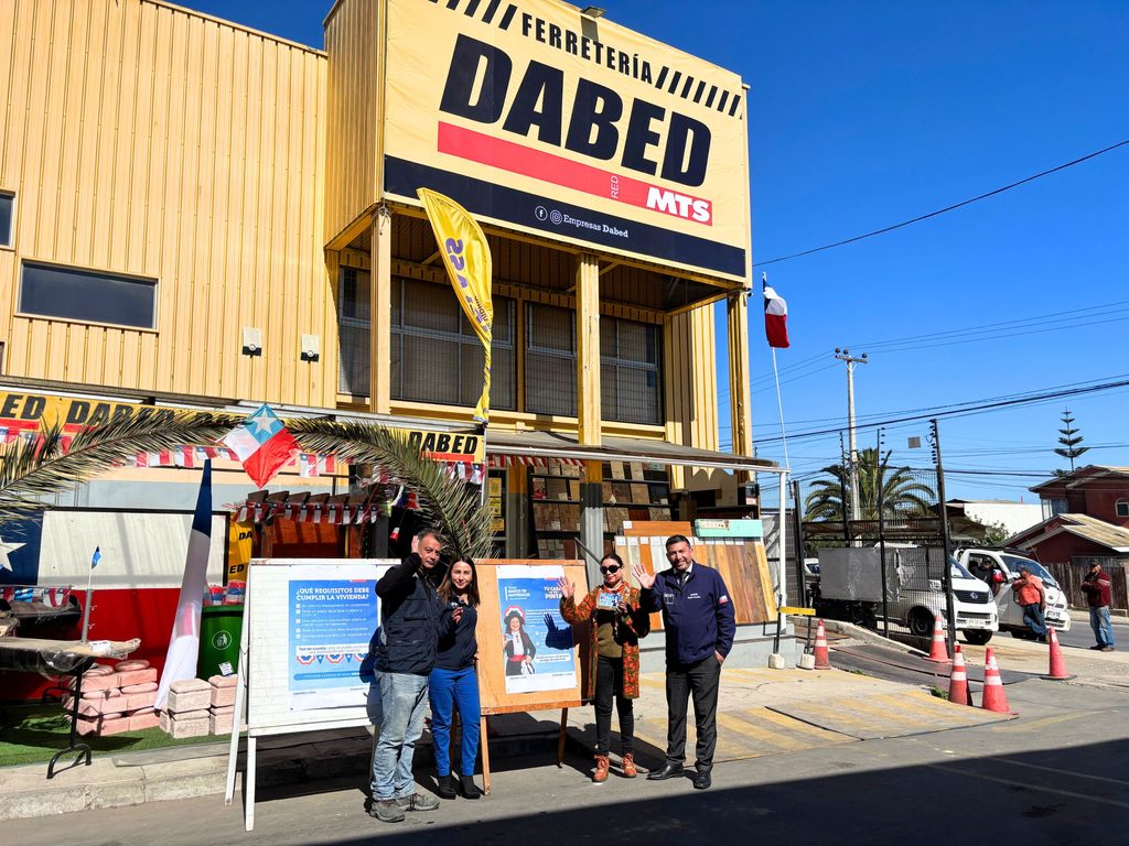 Mujer utilizando la tarjeta digital para comprar materiales de construcción en una ferretería