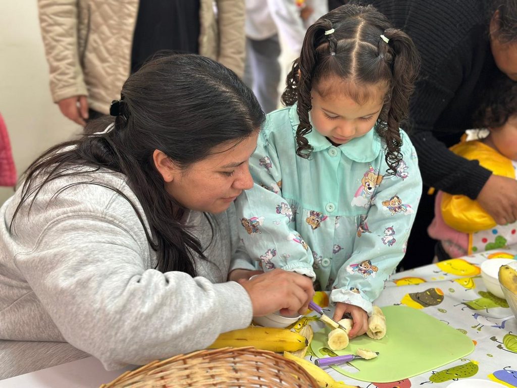 Niños en una escuela recibiendo apoyo del Estado bajo el Bono de Apoyo a la Niñez