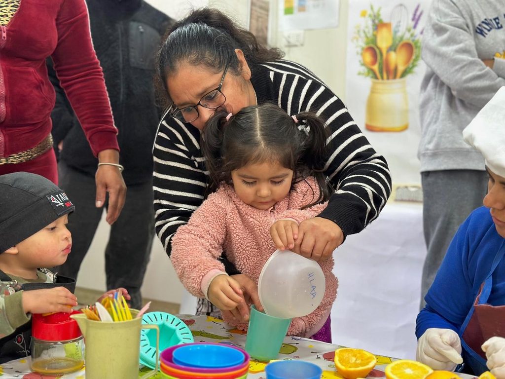 Niños en una escuela recibiendo apoyo del Estado bajo el Bono de Apoyo a la Niñez