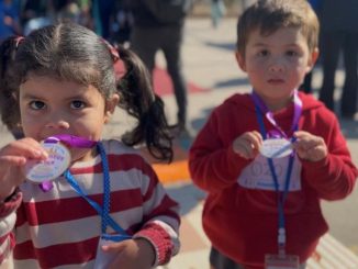 Niños en una escuela recibiendo apoyo del Estado bajo el Bono de Apoyo a la Niñez