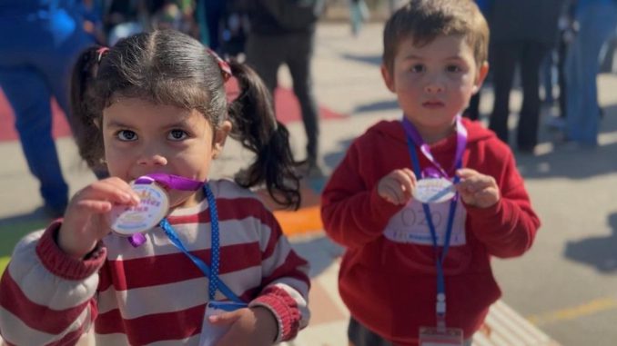 Niños en una escuela recibiendo apoyo del Estado bajo el Bono de Apoyo a la Niñez