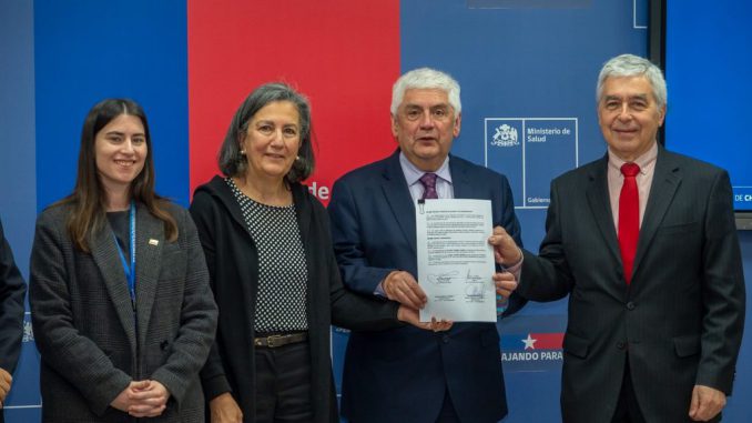 Autoridades del Ministerio de Salud y Caja 18 durante la firma del convenio del Plan Enlace