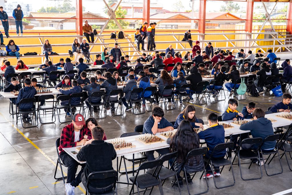 Estudiantes participando en la Liga de Ajedrez del SLEP Puerto Cordillera en Coquimbo