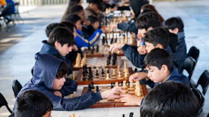 Estudiantes participando en la Liga de Ajedrez del SLEP Puerto Cordillera en Coquimbo