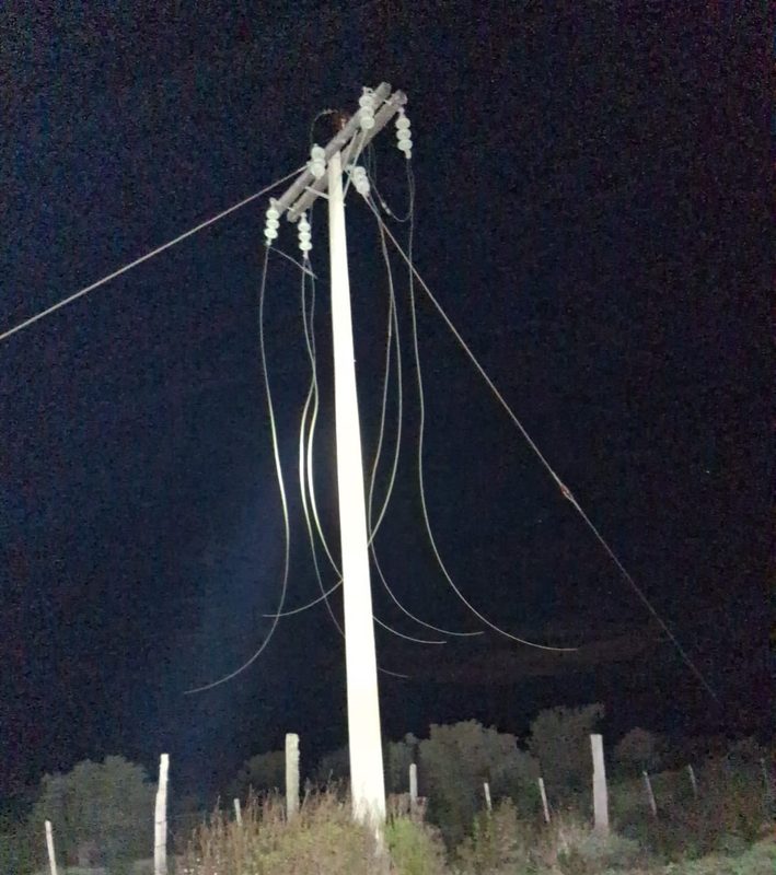 Operarios de CGE trabajando en la reparación de cables eléctricos robados en la Ruta 5 de Coquimbo