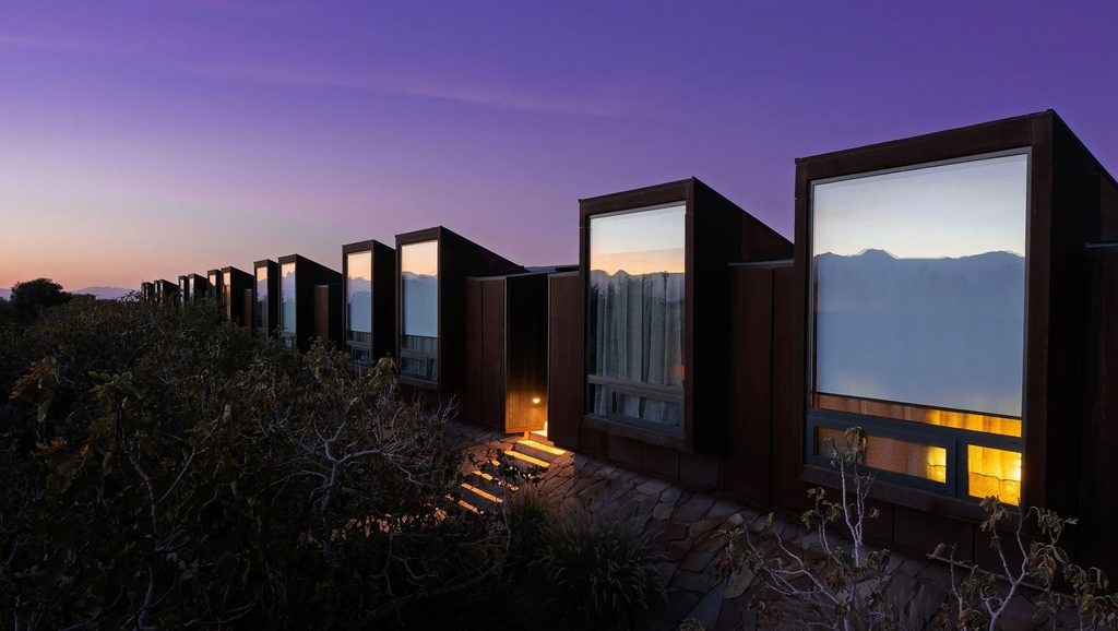 Hotel de lujo en la Patagonia chilena con vistas a las montañas bajo el reconocimiento Llaves MICHELIN