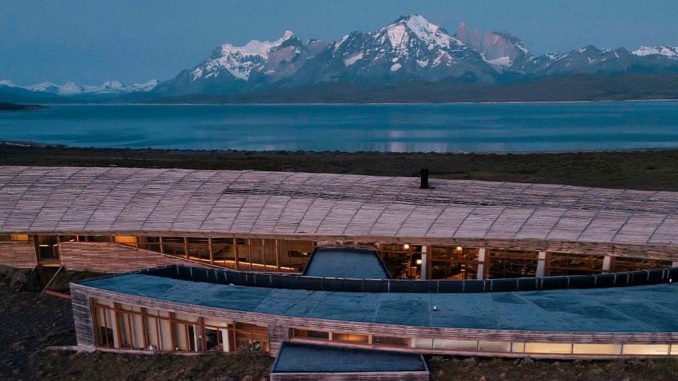 Hotel de lujo en la Patagonia chilena con vistas a las montañas bajo el reconocimiento Llaves MICHELIN