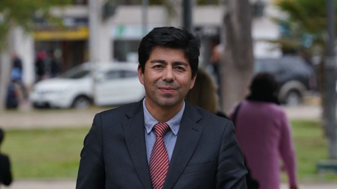 Paisaje representativo de la Región de Coquimbo con banderas chilenas celebrando Fiestas Patrias.