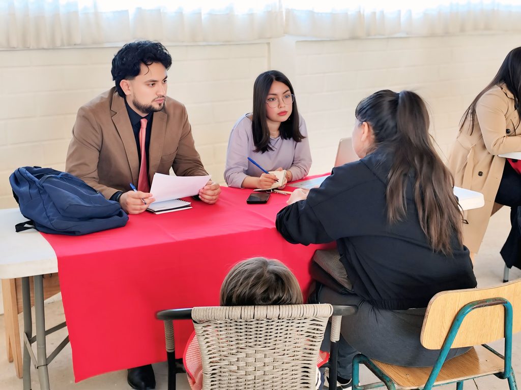 Estudiantes y docentes de Derecho de Santo Tomás brindan asesoría legal gratuita en una junta de vecinos de Las Compañías.