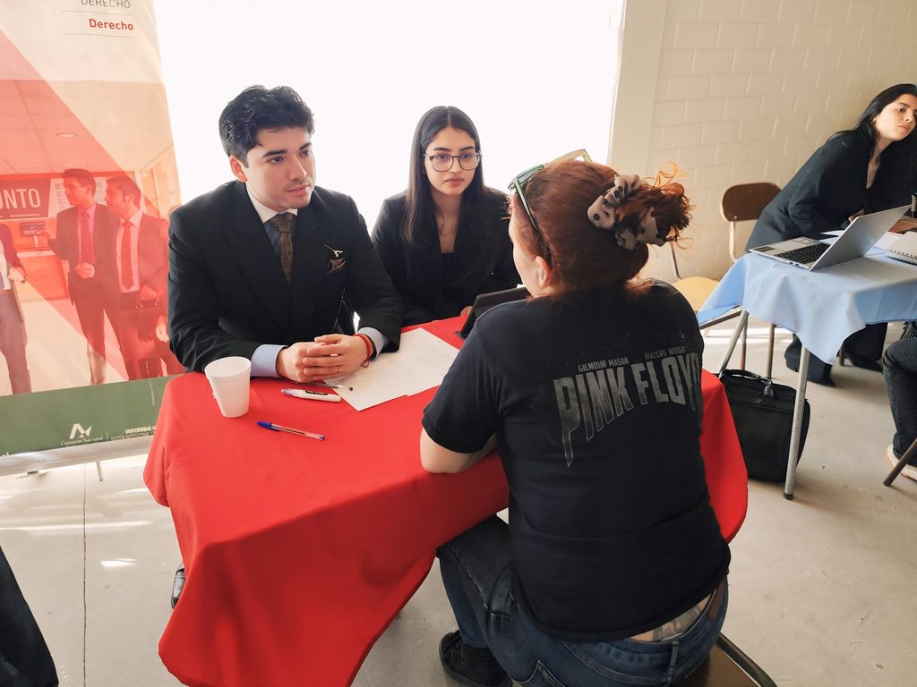 Estudiantes y docentes de Derecho de Santo Tomás brindan asesoría legal gratuita en una junta de vecinos de Las Compañías.