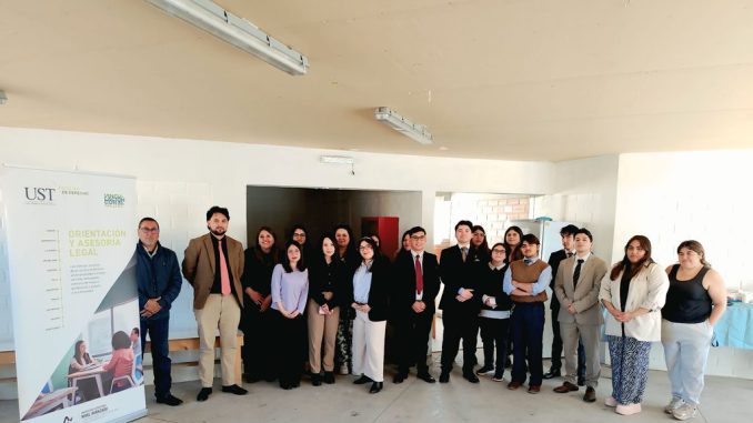 Estudiantes y docentes de Derecho de Santo Tomás brindan asesoría legal gratuita en una junta de vecinos de Las Compañías.