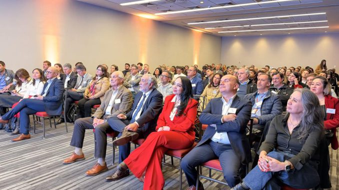 Reunión del Club de la Minería de APRIMIN discutiendo el potencial del Triángulo del Cobre y la industria minera.