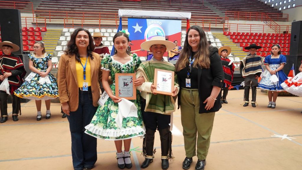 Parejas ganadoras de la muestra comunal de cueca escolar en el Coliseo Monumental de La Serena