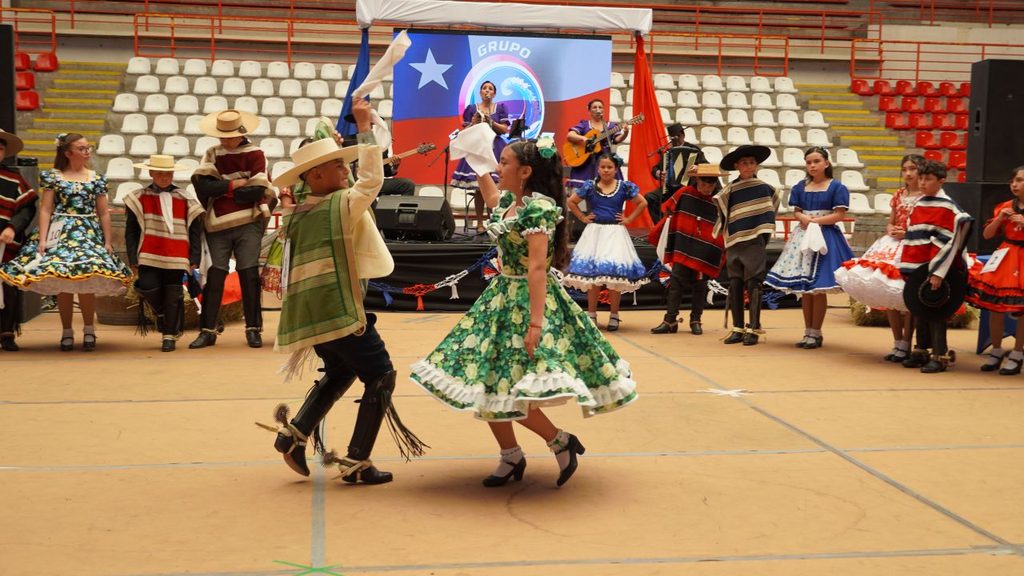Parejas ganadoras de la muestra comunal de cueca escolar en el Coliseo Monumental de La Serena