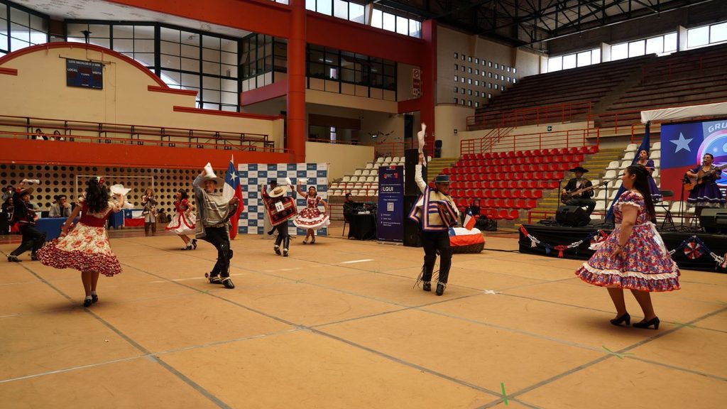 Parejas ganadoras de la muestra comunal de cueca escolar en el Coliseo Monumental de La Serena