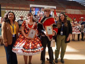 Parejas ganadoras de la muestra comunal de cueca escolar en el Coliseo Monumental de La Serena