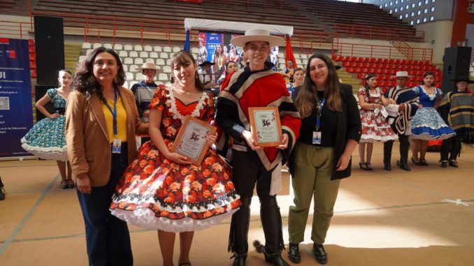 Parejas ganadoras de la muestra comunal de cueca escolar en el Coliseo Monumental de La Serena